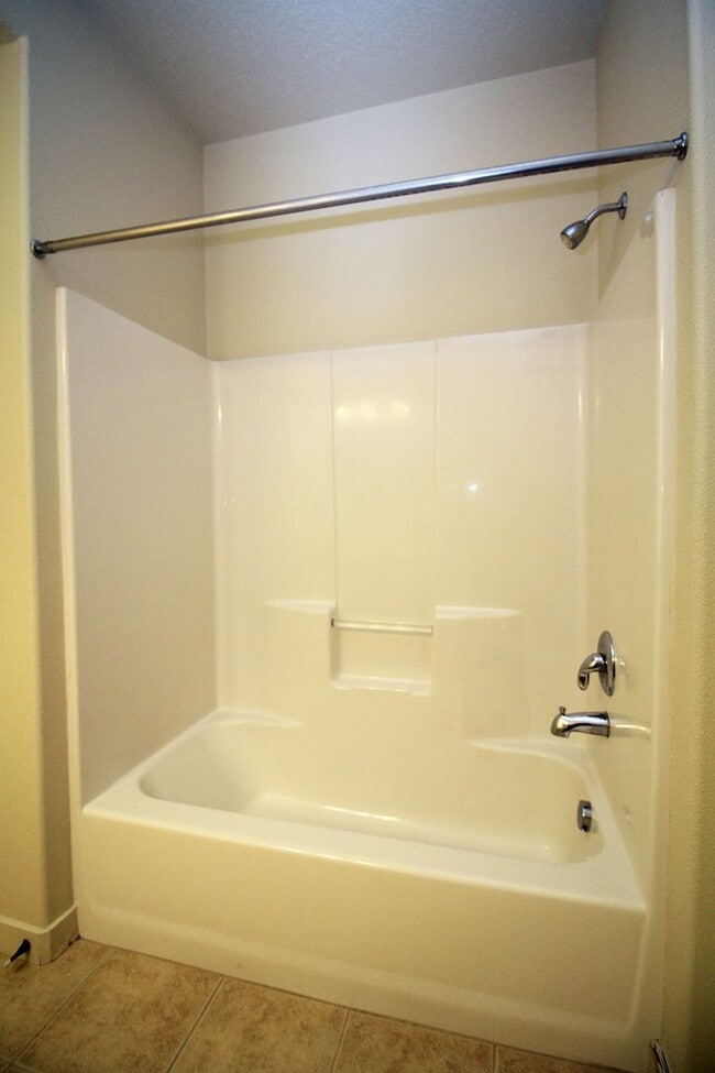 Building Photo - Tanasbourne 2 Bed 1 Bath Townhome