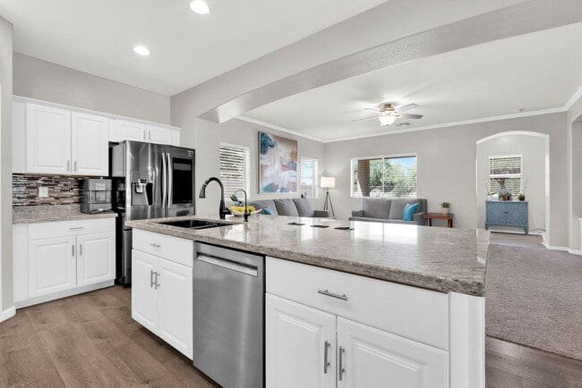 Building Photo - Stylish Home with Loft, Den, Great Room & ...