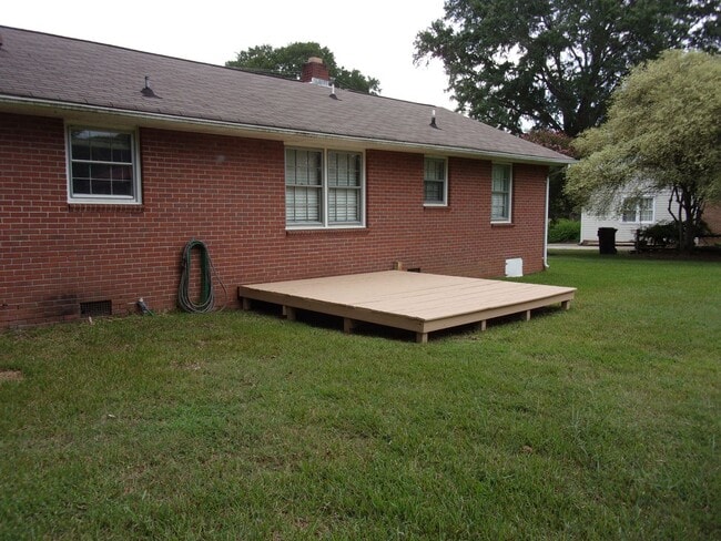 Building Photo - 3 Bedroom Brick Ranch Home on Large Lot