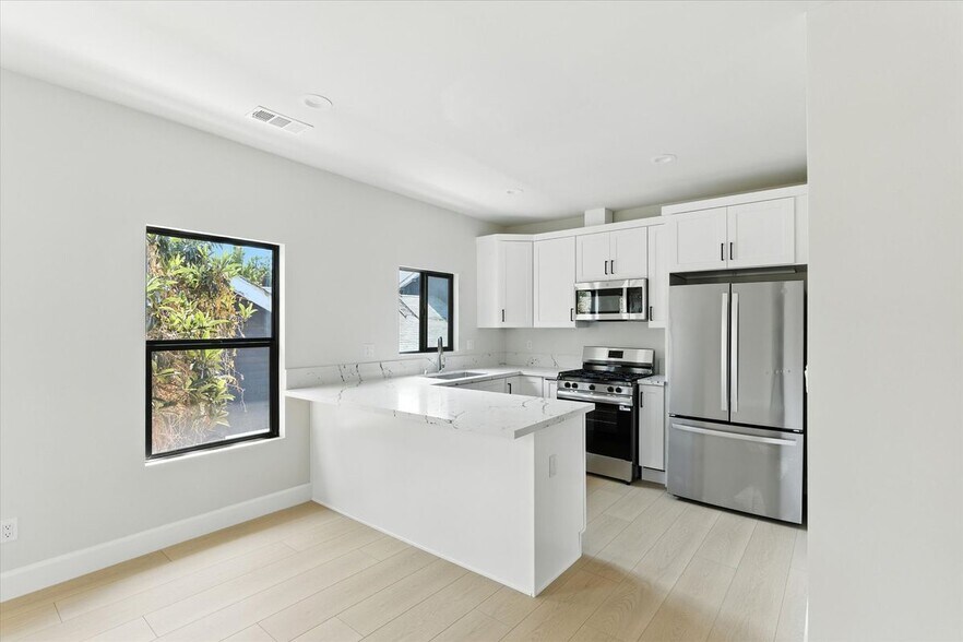 Building Photo - 1172 N Wilton Pl