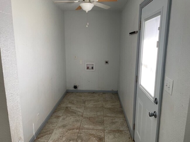 Building Photo - Charming 3,2 Move in Ready - Springtown ISD