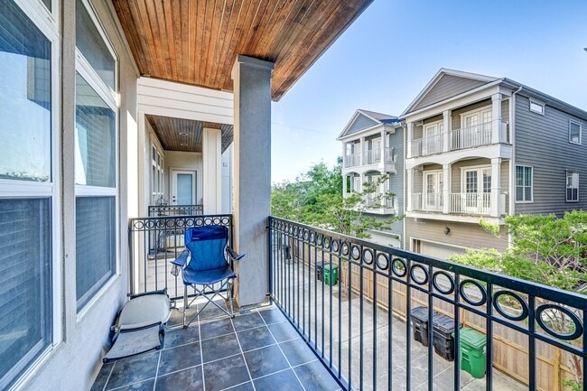 Building Photo - 1325 W 24th St