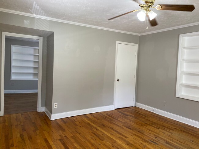 Building Photo - Spacious One Bedroom House!  Off Street Pa...