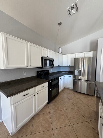 Building Photo - 2523 E Parkside LN