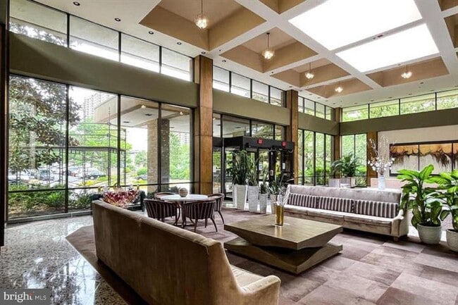 Building Photo - 3709 S George Mason Dr