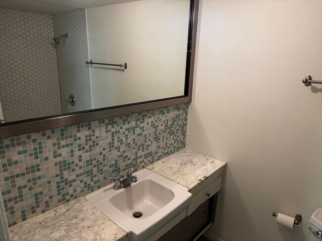 Building Photo - 3328 Seneca Dr