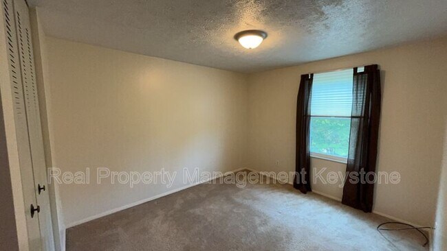 Building Photo - 176 Russets Cir