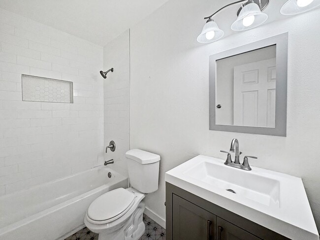 Building Photo - Bright & Modern 2B/1BA Upstairs Unit in th...