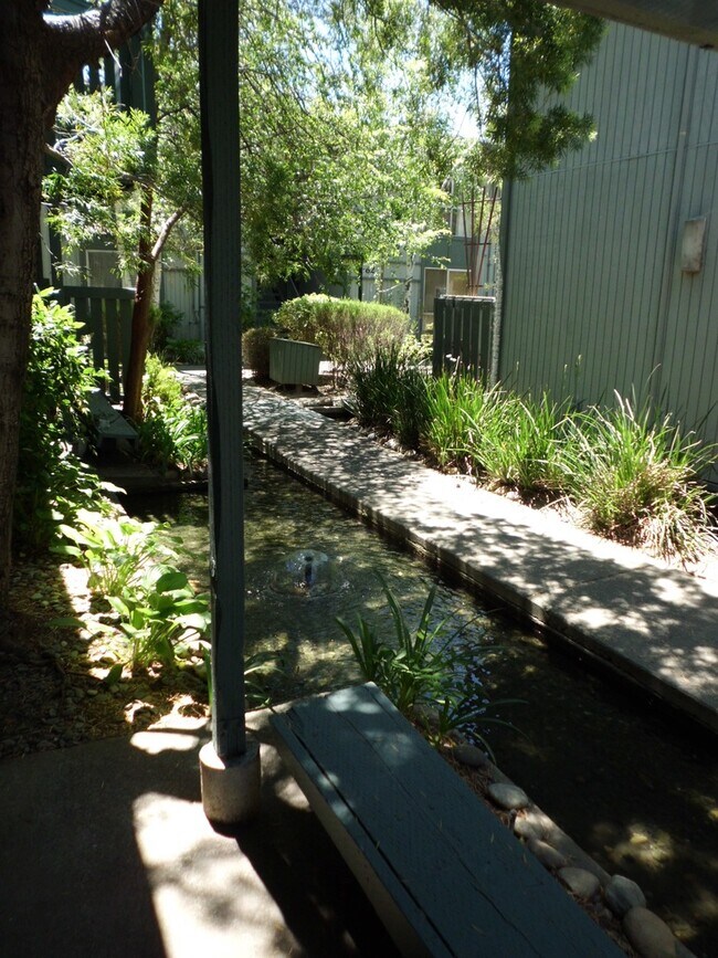 Building Photo - Spacious 1 bedroom/1 bathroom downstairs condominium.