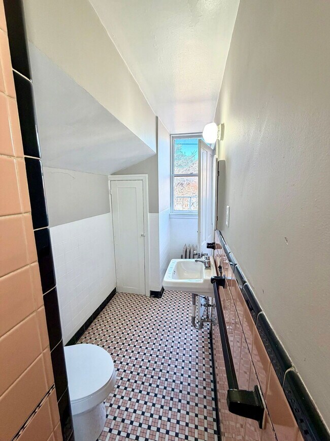 Building Photo - 446 N Duke St