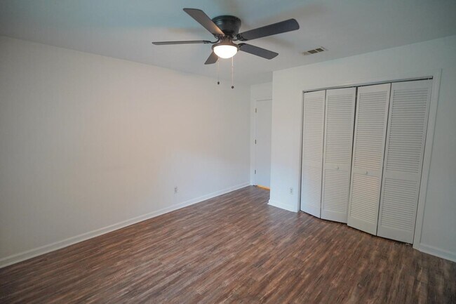 Building Photo - 2418 Ian Dr