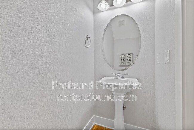 Building Photo - 7909 SW Oviatt Dr