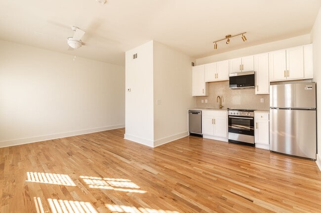 Interior Photo - 449 E. Ponce