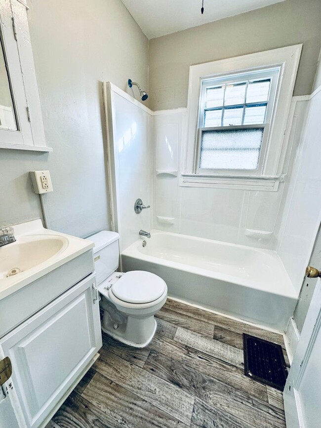 Building Photo - Two Bedroom House with Detached Garage-Section 8 Accepted