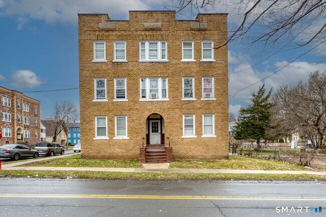 Building Photo - 152 Oak St