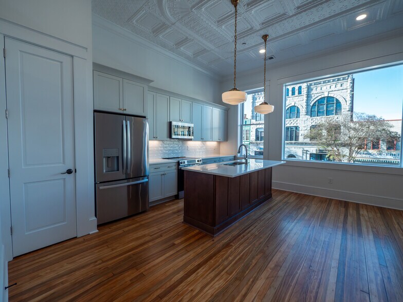 Building Photo - 121 N Main St