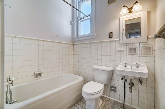 Building Photo - 2701 Cleinview Ave