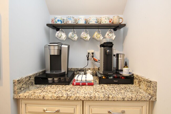 Building Photo - Beautiful Furnished Home Close to Bethany ...