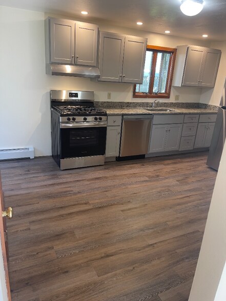 Building Photo - 33 Larch St