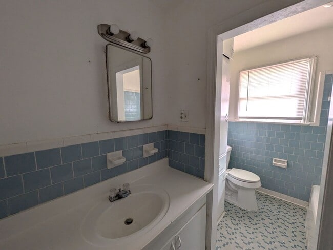 Building Photo - 302 Bridal Wreath Ave