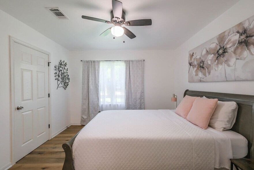 Building Photo - 6705 Lodge St