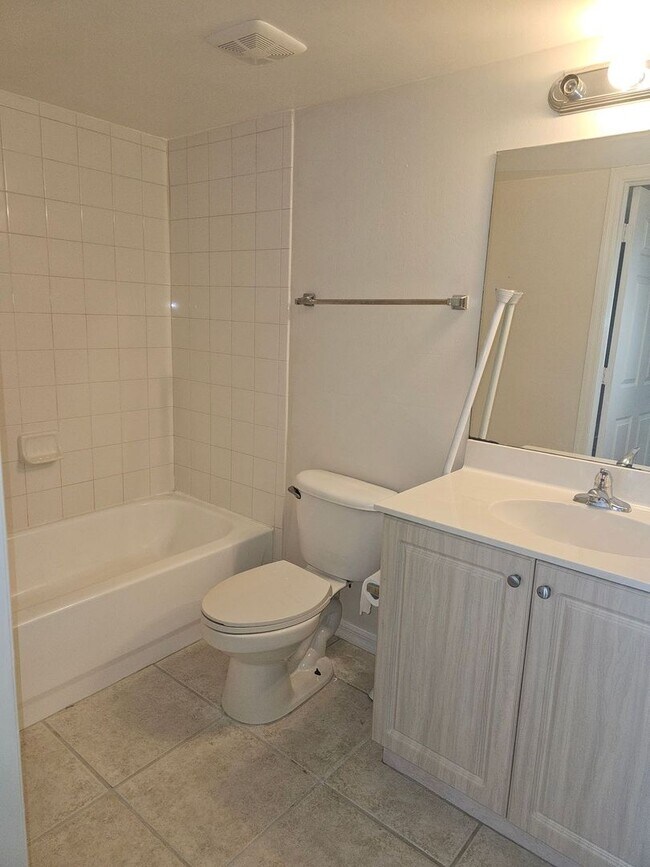 Building Photo - 2/2 Third Floor Condo at Coral Cove W/ Wat...