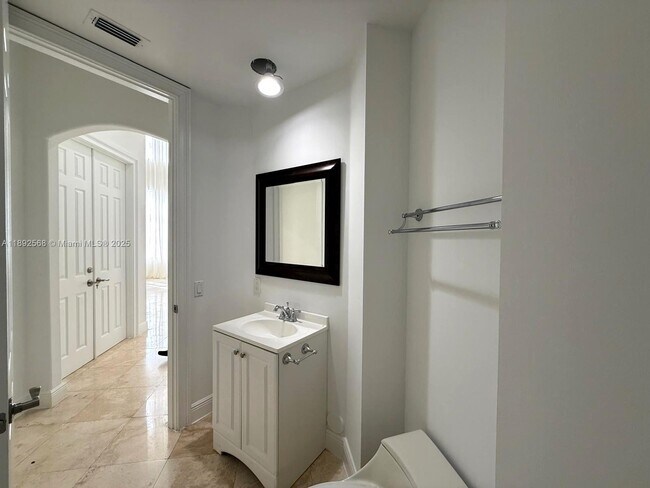 Building Photo - 996 Sanibel Dr