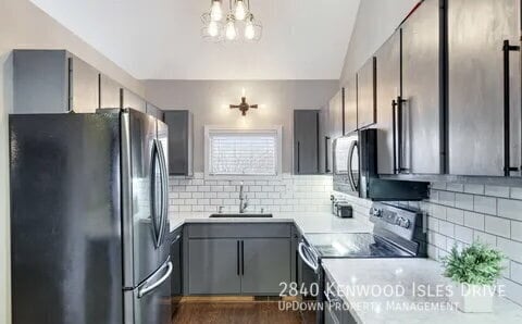 Building Photo - 2840 Kenwood Isles Dr