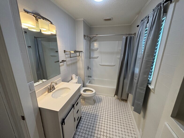 Full bath with tub/shower - 2459 Bradley St