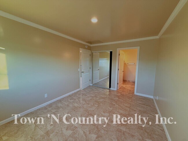 Building Photo - 1687 Siskiyou Dr