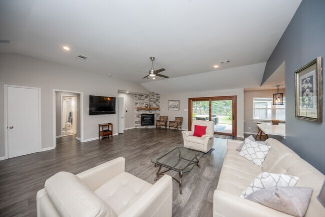 Building Photo - 926 Chantilly Ln