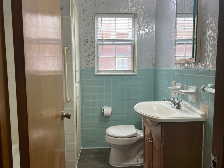 Full bath - 3933 Clareridge Dr