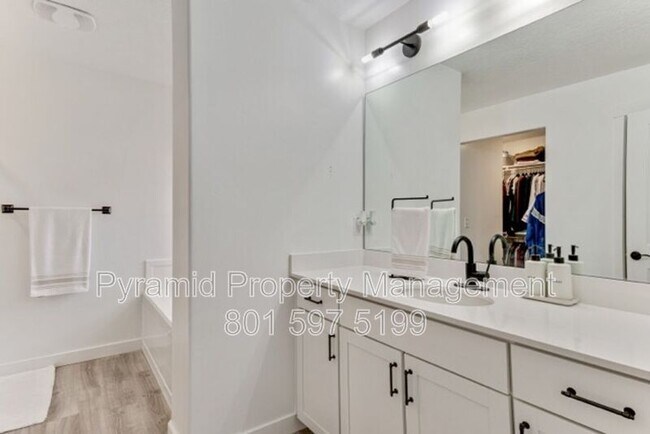 Building Photo - 994 S 4090 W