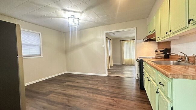 Building Photo - Great layout, cozy 3-bedroom, 1-bath house in a quiet neighborhood