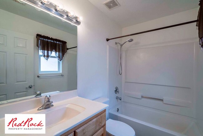 Building Photo - Dog Friendly - 3 Bedroom, 2 Bathroom Prope...