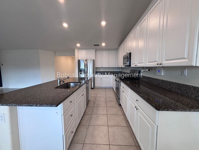 Building Photo - Large Home in Dayton with Mother In Law Quarters