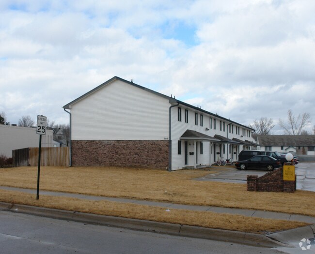 Building Photo - 700-702 Golden Gate Cir