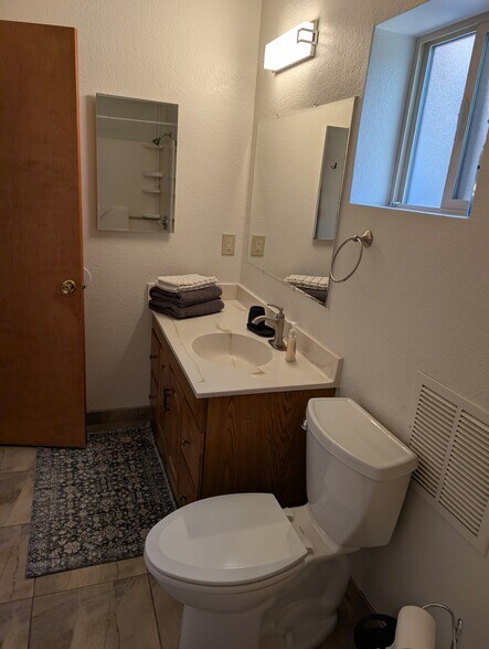 Building Photo - 605 Flora St