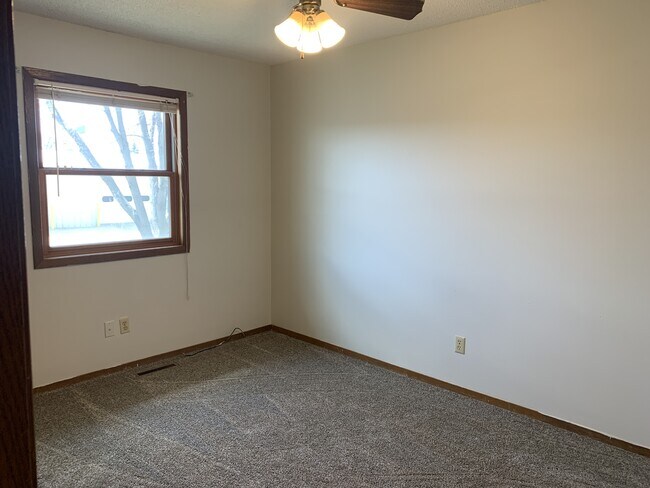 Building Photo - 800 Vassar Cir