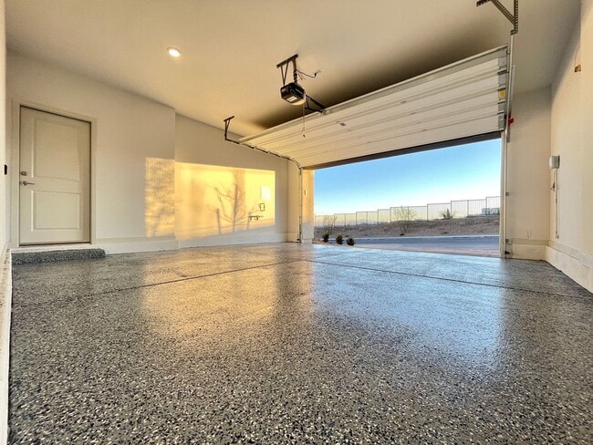 Building Photo - MOUNTAIN VIEWS, Gently lived in 4 bedroom 2.5 Bathrooms with Loft, home is a Must See!