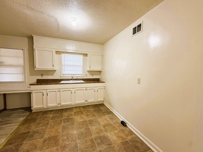 Building Photo - 1514 N Pershing St
