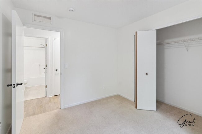 Building Photo - 2 bedroom ranch style condo $1650