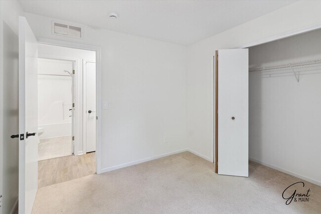 Building Photo - 2 bedroom ranch style condo $1995