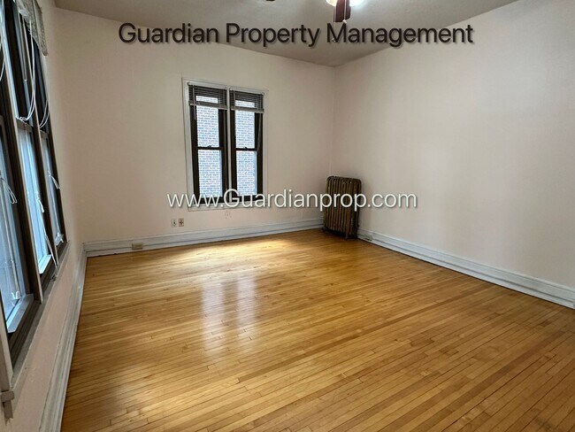 Building Photo - Top Floor Studio Lakes Uptown Apartment, Blocks from Both Lakes, Hardwood Floors, One Month Free