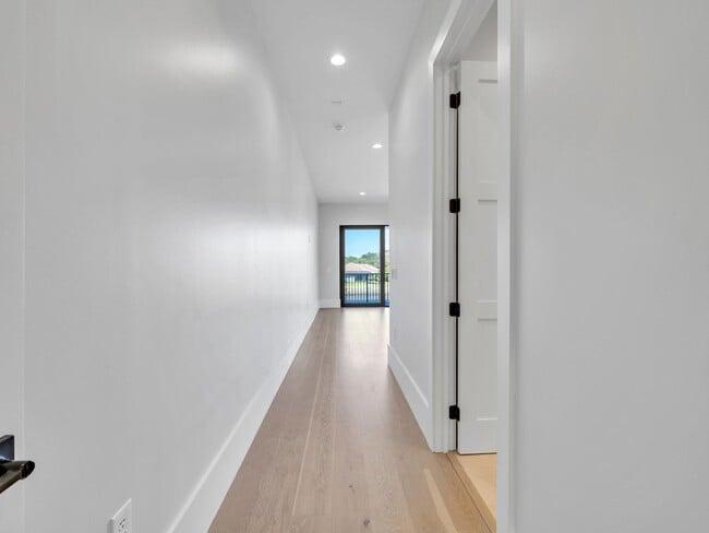 Building Photo - 330 Kelly Plantation Dr