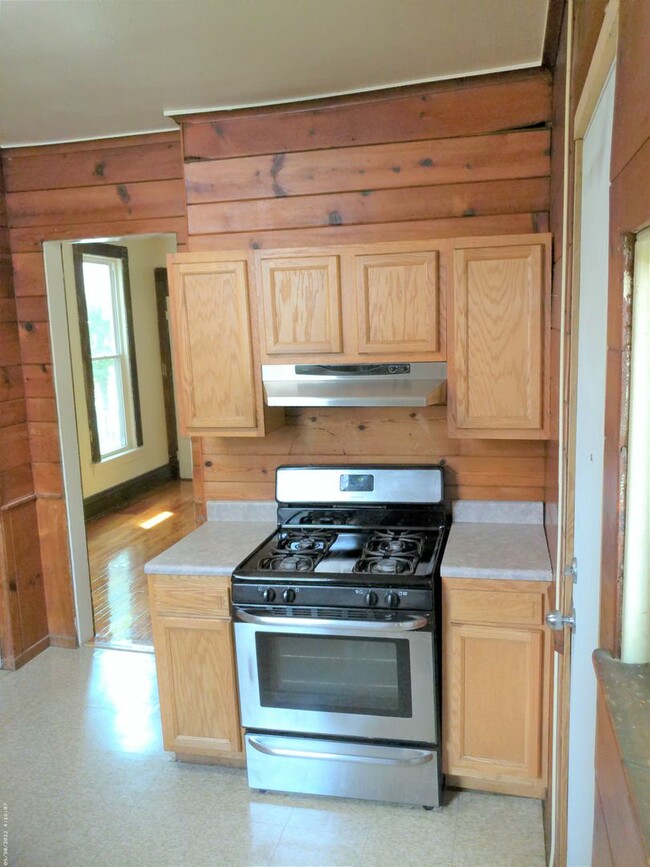 Building Photo - AVAILABLE 6/1/25 - Two Story House With Ha...