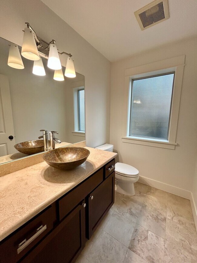 Building Photo - Queen Anne Townhouse