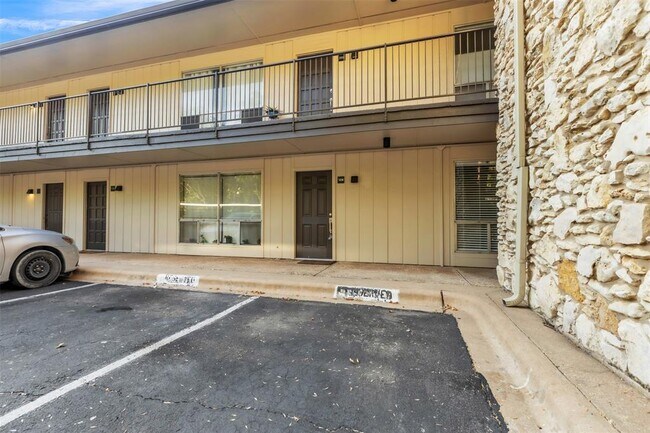 Building Photo - 500 E Riverside Dr