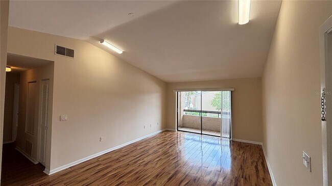 Building Photo - 5169 Vineland Rd