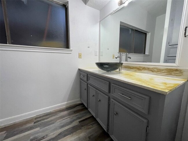 Building Photo - 2027 Woodland Dr
